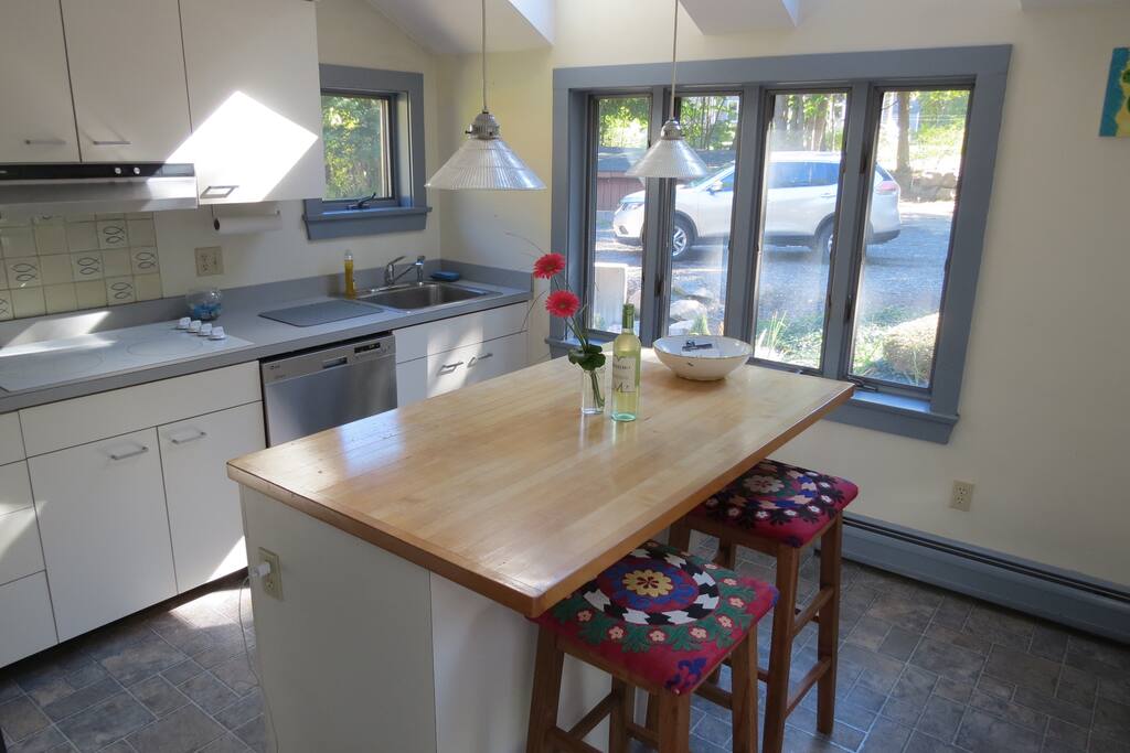 Sunny, well-equipped kitchen