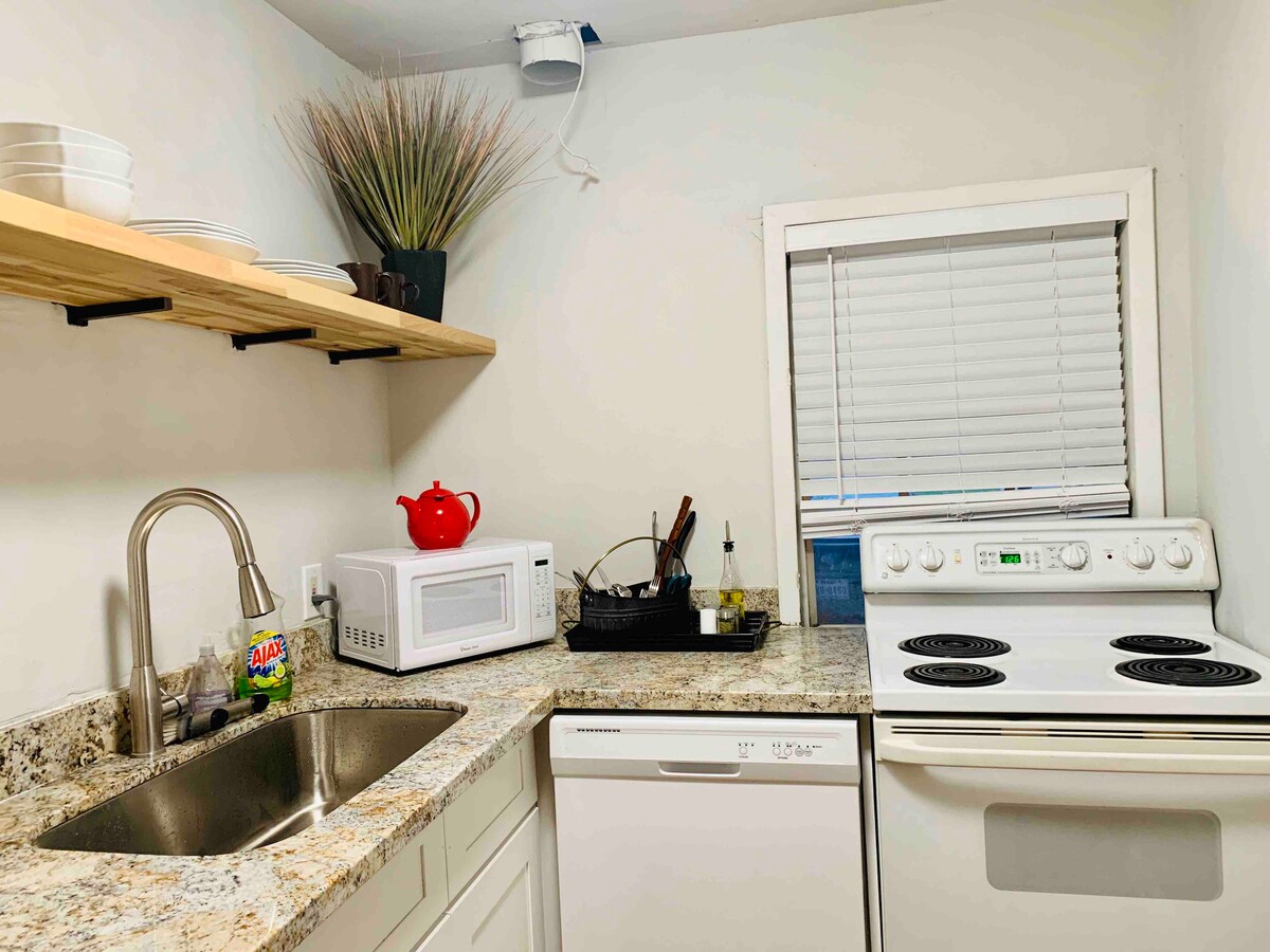 Popular Airbnb listing: Spacious Studio Full Kitchen/Laundry in Sharpstown