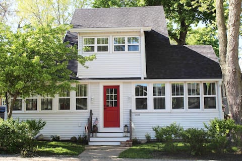 5 Star Beautiful Lakeside Cottage on Delavan Lake