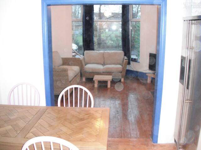 Large stylish 5 bedroom (3 en-suite) house gallery image 2