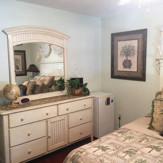 MINI Fridge, Dresser