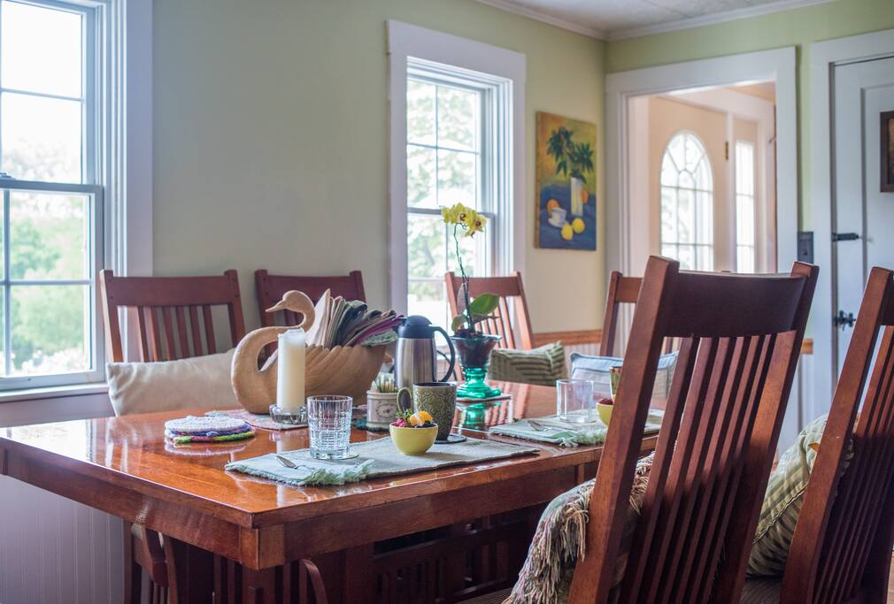 We may offer a lite breakfast at the dining table or veranda. Based on season and availabilty.