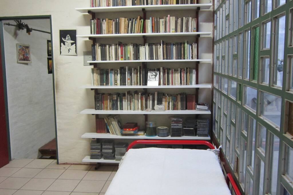 accede a la habitación por una escalera