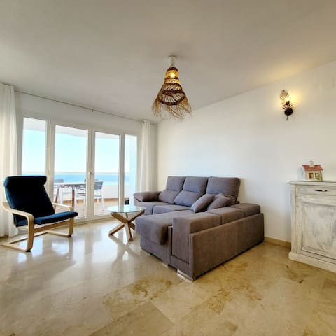 Top performing Airbnb: Peace of mind in front of the sea. in Estepona