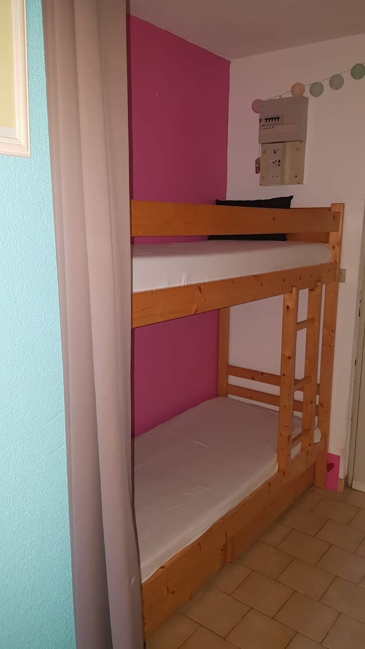 مقصورة بطابقين أسرّة بطابقين