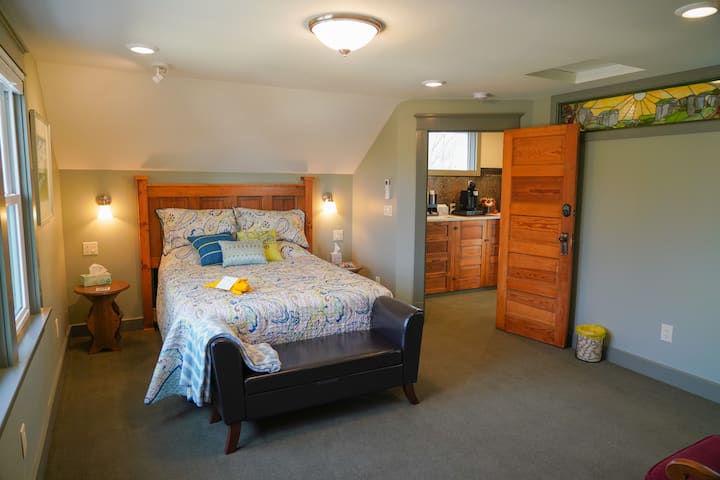 Palisades Room - Ensuite Bathroom w/ Shower, Queen-size Bed, TV, Individual HVAC, Door with Digital Lock (Upstairs)