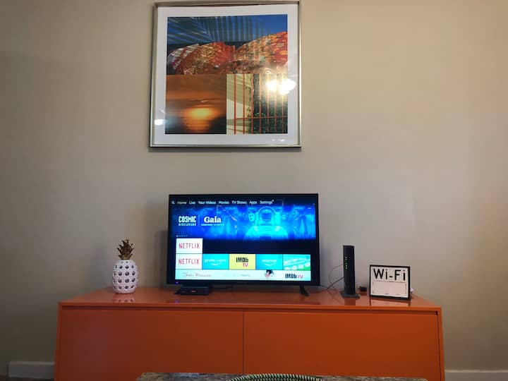 U našem udobnom dnevnom boravku nalazi se 65-inčni televizor i kauč na razvlačenje s posteljinom.