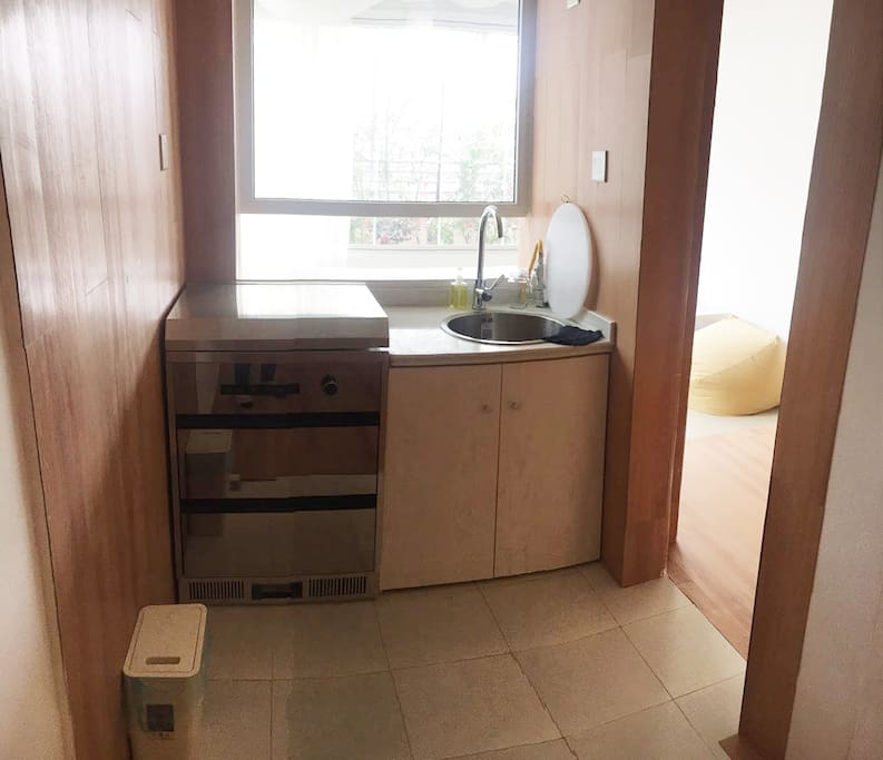 Clean kitchen,small but enough to use for travelers。
