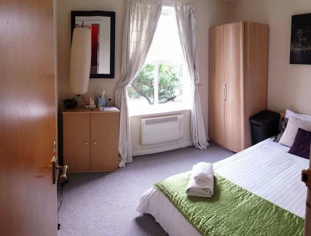 Warm bedroom close city cente