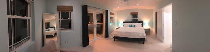 Удобна главна спална соба навечер, со гардеробер