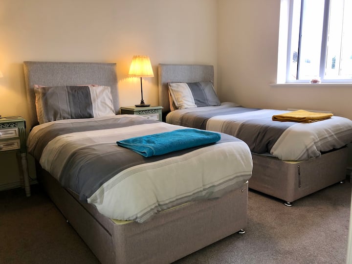 Chumba cha kulala cha tatu - Vitanda vya ukubwa wa mfalme vilivyobadilishwa kuwa single. Magodoro ni ya kati kwa kampuni. Vitanda vyote ni vipya kabisa tangu tarehe 17 Oktoba 2021