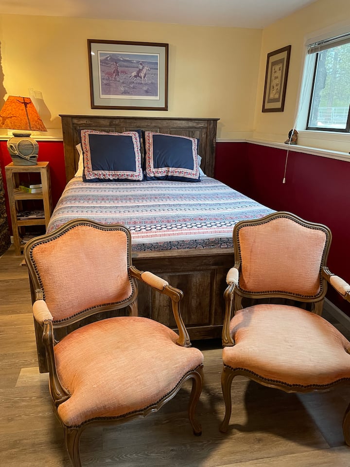 Queen size-säng på madrass av högsta kvalitet med lakan och täcke i hög kvalitet 