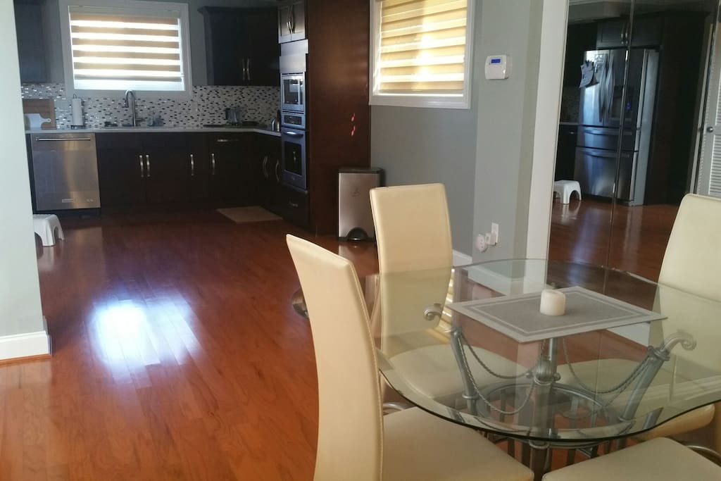 open kitchen/dining floor plan