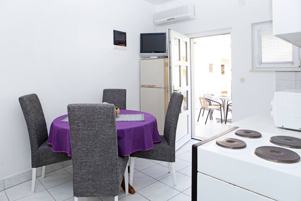 dining area with kitchen