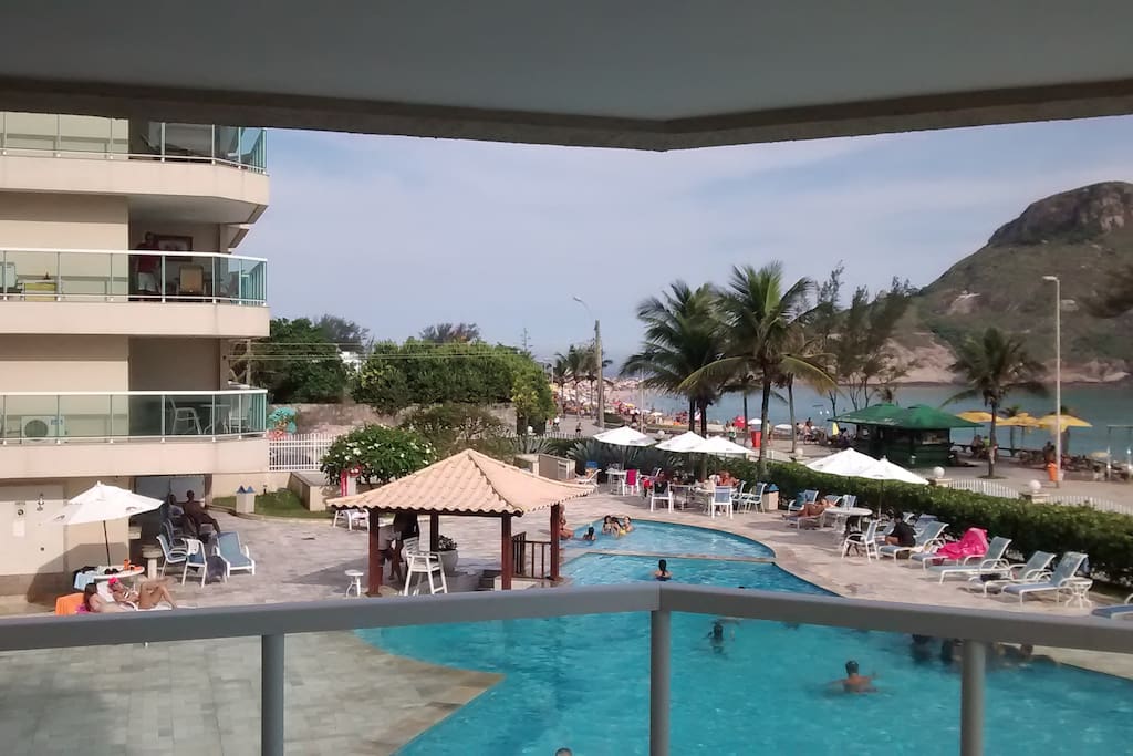 Vista da varanda para piscina