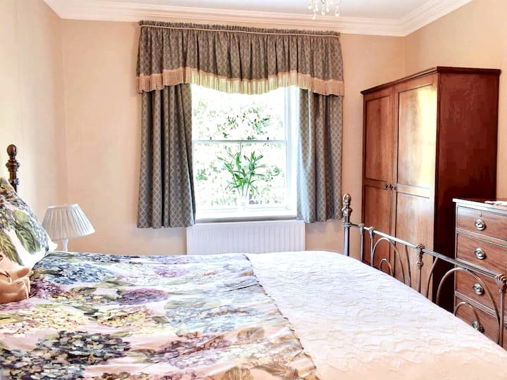 Dormitorio 3, cama súper king con vistas al estanque natural.