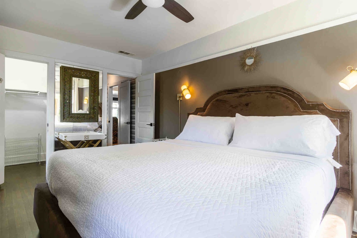 Zgjohu plotësisht i çlodhur në dhomën kryesore të gjumit.  Një krevat dopio "king" me çarçafë pambuku është vendi ku do të kalosh mbrëmjen. Dhoma kryesore e gjumit është përballë oborrit të pasmë. Ka hije të zeza dhe një makinë zhurme.