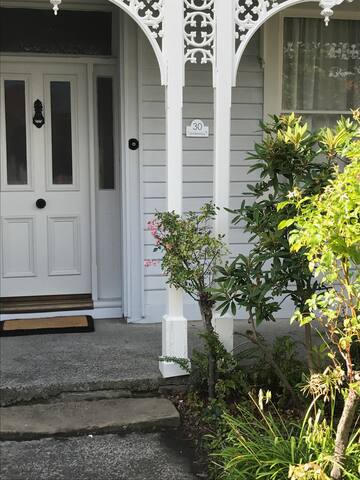 Amberley – Hobart Luxury 5 b’rooms, sleeps up to 9 gallery image 2