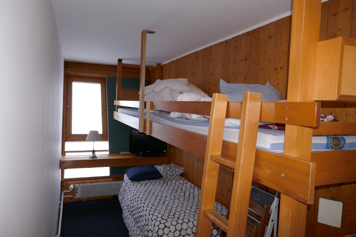 第二间卧室配有一张很棒的双人床（让您不会失去空间）和2张双层床；当然可以看到白色山景！