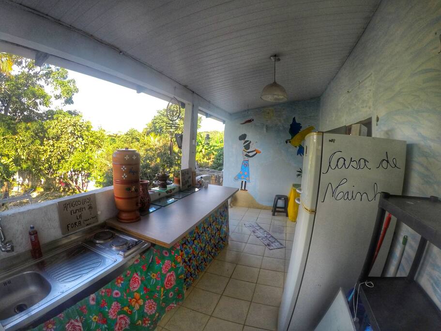 Área de Camping com pia e fogão elétrico (estilo Ana Maria Braga rs), mesa para refeições.