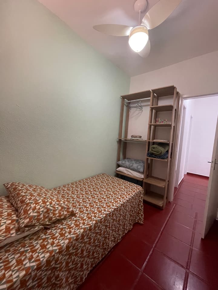 Spavaća soba 2 opremljena
Jednostruki bicama i stropni ventilatori. 
