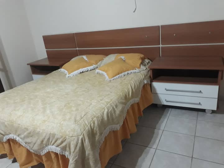 1号套房配有标准双人床