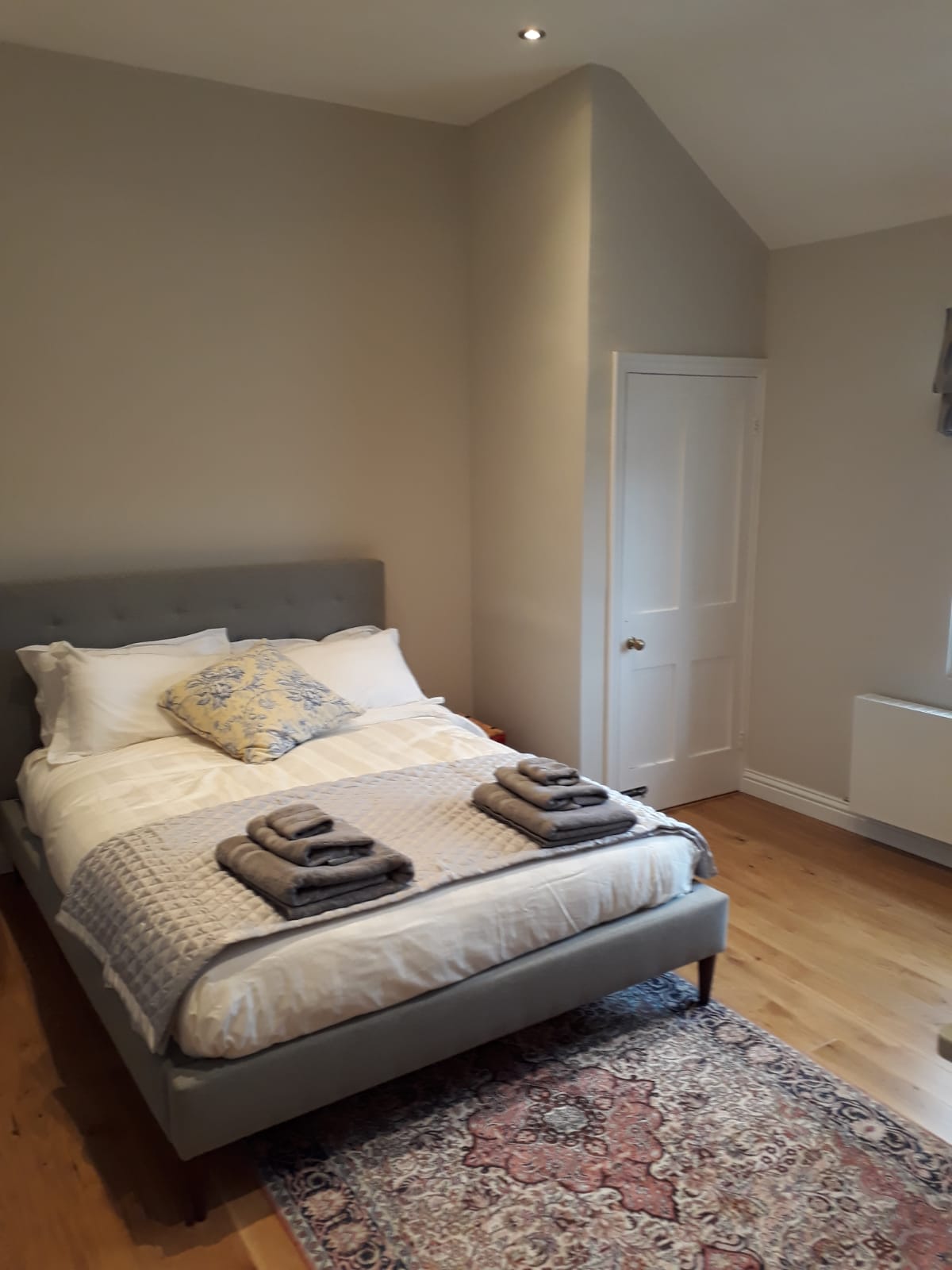 Მთავარი საძინებელი დიდი ზომის საწოლითა და კომპლექტით (სურათზე არ არის)