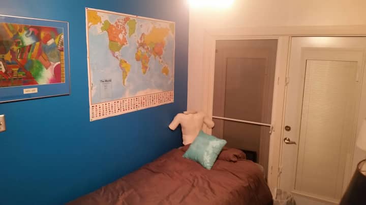 Оваа спална соба со дувло/капетан е пријатен дополнителен простор за неколку „плус 1 или 2 “со мало биро за да се обезбеди и дополнителен работен простор.  Исто така, во него се сместени главните подни перални за лесен пристап и употреба.