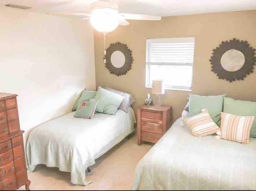 1 krevat i plotë dhe 1 krevat dopio. Hapësirë e mjaftueshme për të vendosur edhe një dyshek me ajër. 