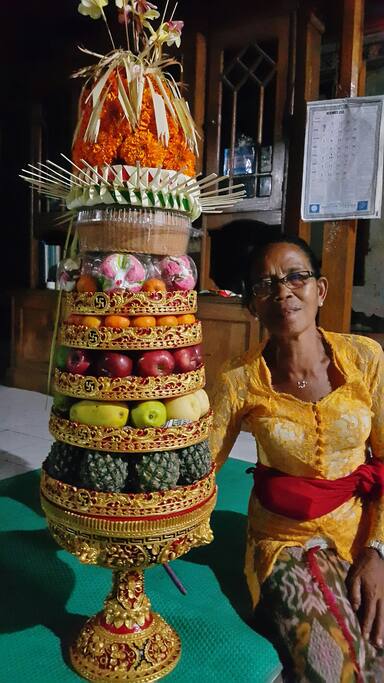 Meme (my mother) pose before go to Pura Gunung Kawi Temple. She's realy proud of her masterpieces of Banten Gebogan which is note only for offerings and Ngayah but also keep her stay artistic^