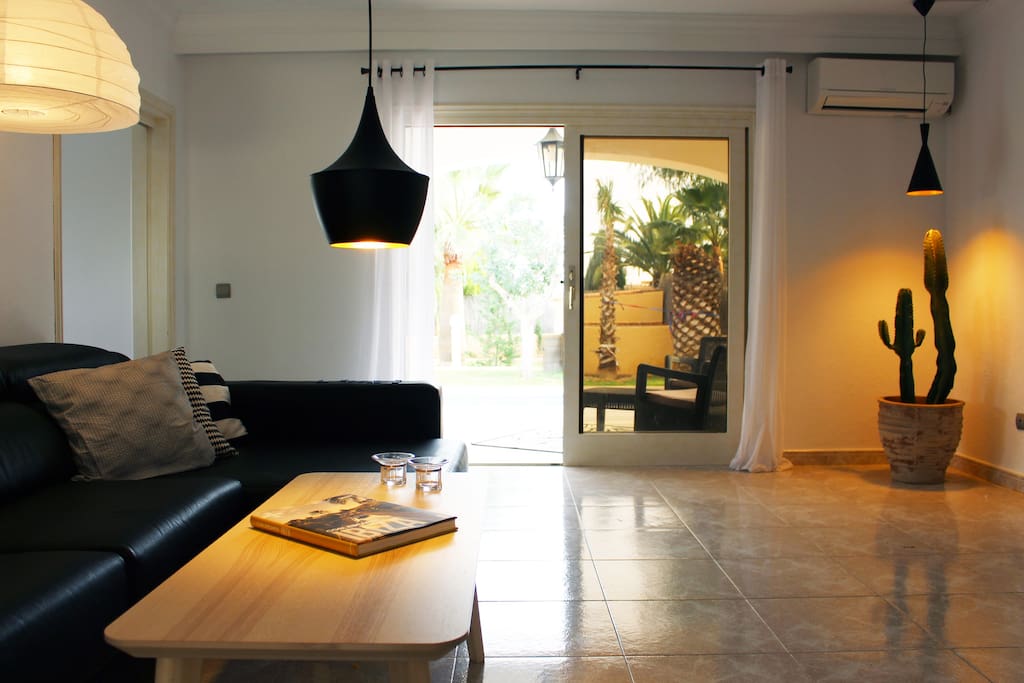 Living room with view to the garden.