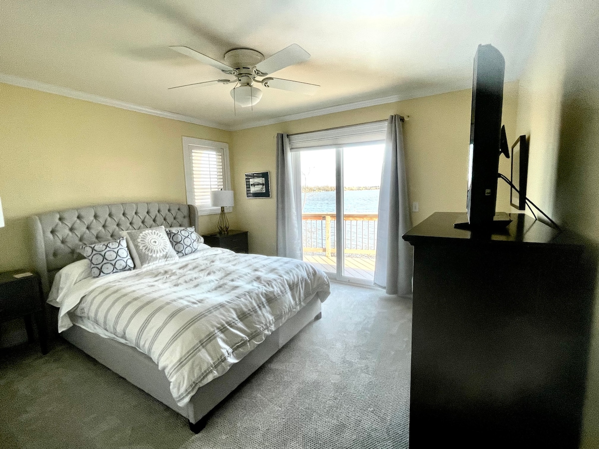 ห้องนอนที่ 2 มีทีวีและวิวทะเลสาบเต็มตา