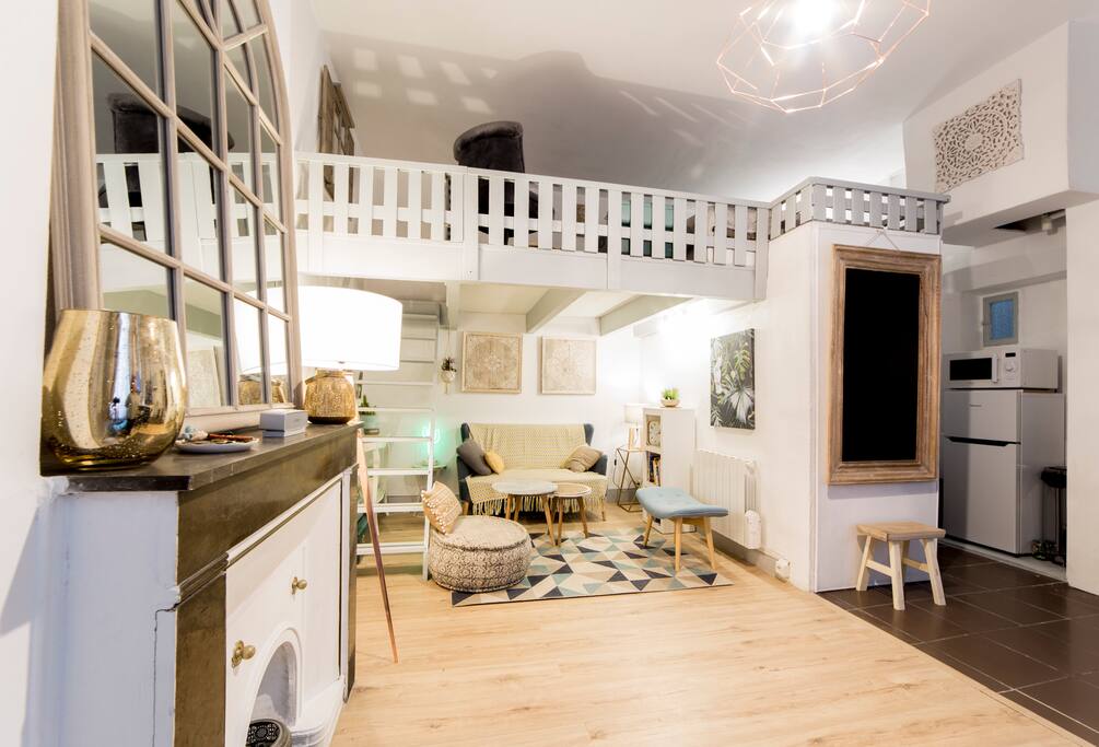 Un beau salon séjour avec mezzanine de 1m70 de hauteur - Beautiful livingroom with mezzanine (1m70 under ceiling)