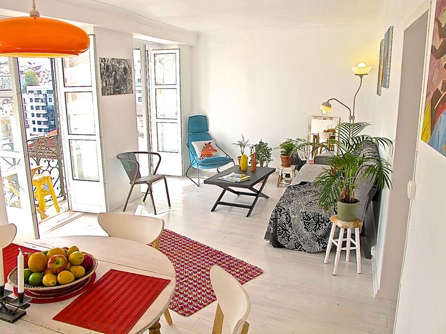 Luminous and cosy lounge with 3 doors onto balcony and great Castle views.