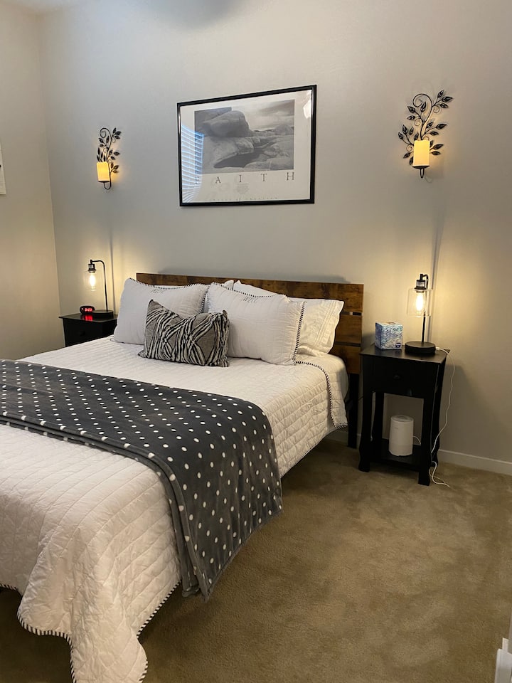 带标准双人床的前卧室