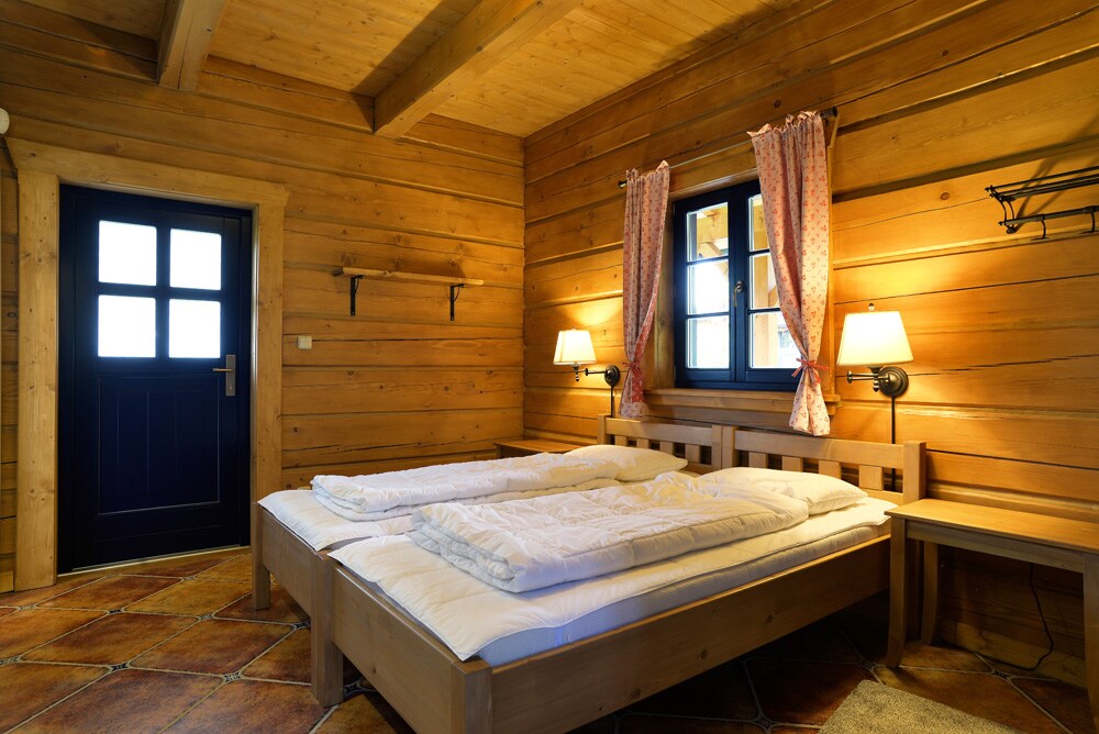 Spálňa s vlastným vchodom a kúpeľňou je prepojená s obývacím priestorom