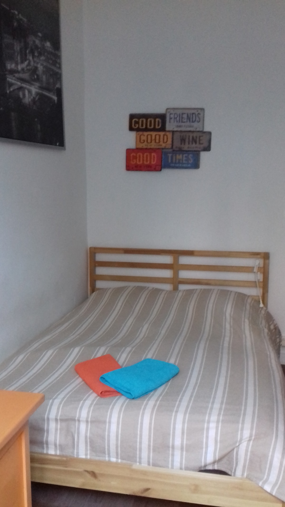 Spálňa s manželskou posteľou na spodnom poschodí, s výhľadom na kúpeľňu a toaletu. 