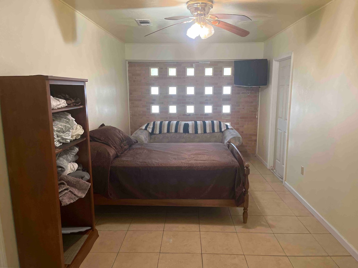 Dormitorio adicional con sofá
 + Televisión