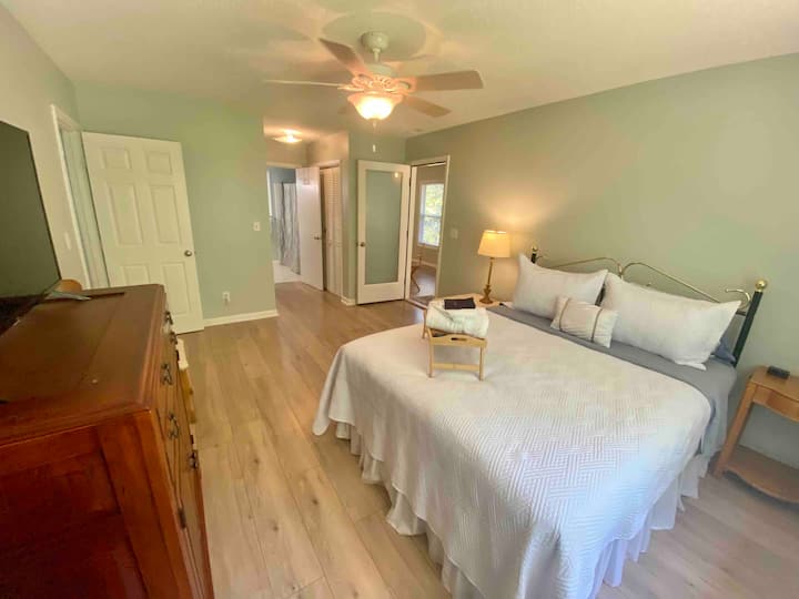 Dormitorio principal con cama tamaño queen, entrada privada, televisión, porche y baño privado. 