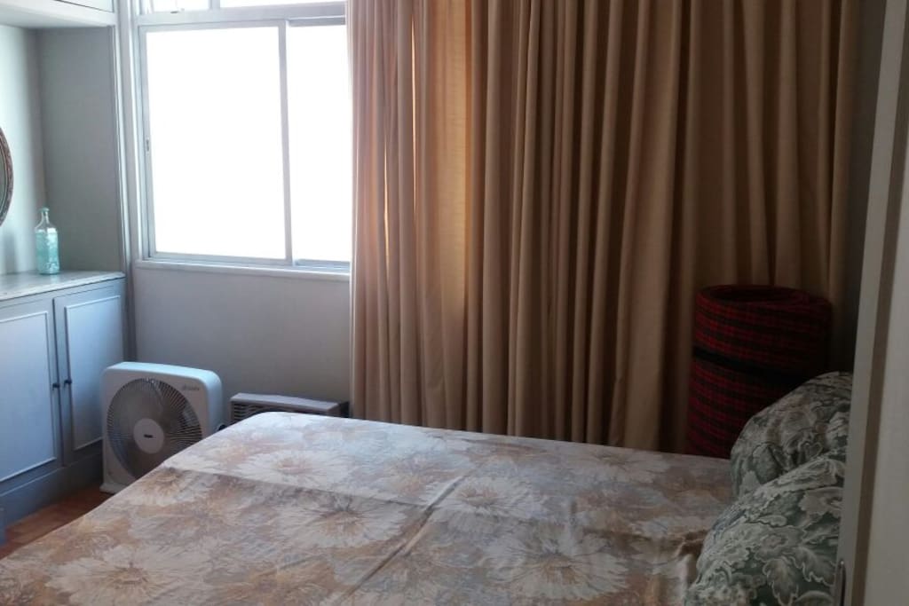 Quarto, com cama de casal e 2 circuladores de ar