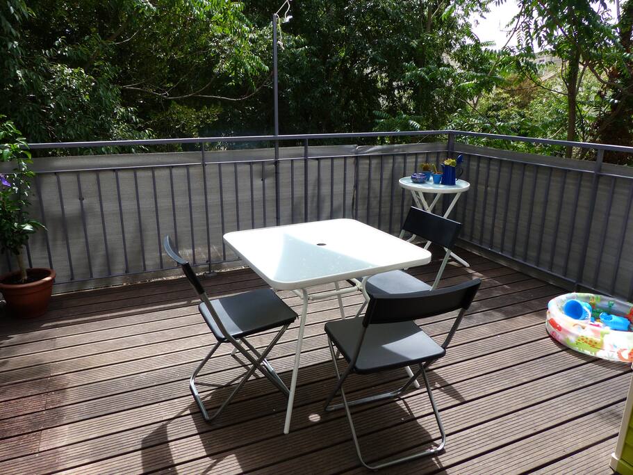 Terrasse arborée au calme (donne sur une allée privée) et sans vis à vis avec table, chaises, voile d'ombrage