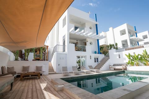 Large Villa with  private pool, and roof seaview