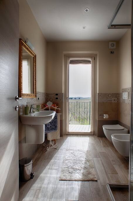 Bagno con balcone panoramico