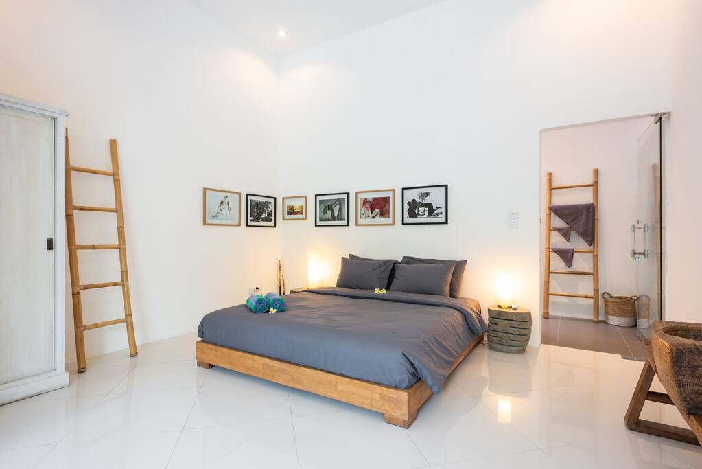 Bedroom number 1. King size (180x200) bed, aircon and private bathroom.