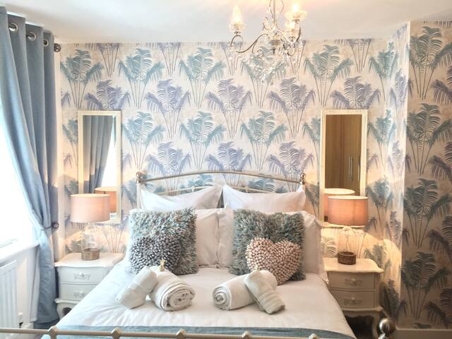 Pullman Villa - Bedroom 2 With Private Ensuite