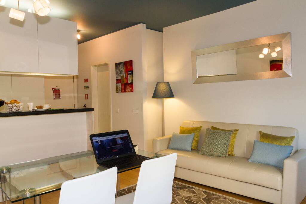 Living room with central heating and cable TV with 180 channels.
