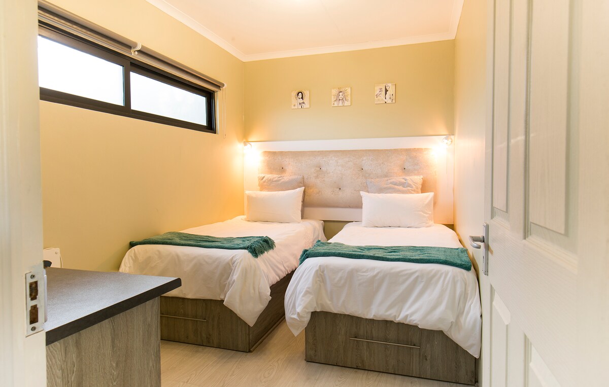 غرفة نوم ثانية بسريرين مفردين.