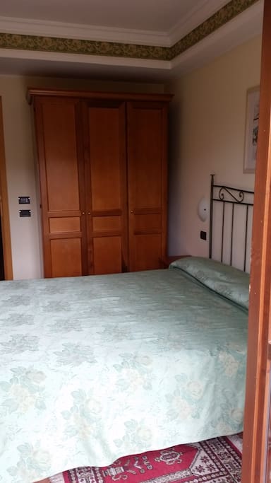 Camera da letto con tv e vista sul campo da golf