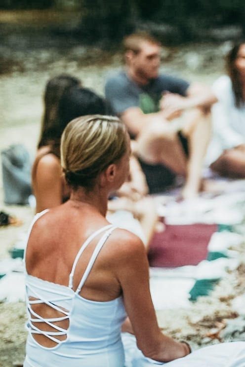 Show full-screen, host-provided image