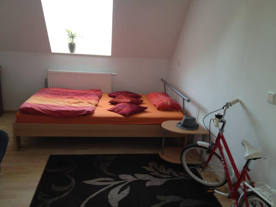 Schlafzimmer mit Bett